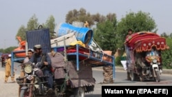 Qytetarët afganë duke u larguar nga shtëpitë e tyre, për shkak të luftimeve. Provinca Helmand, 25 maj, 2021.