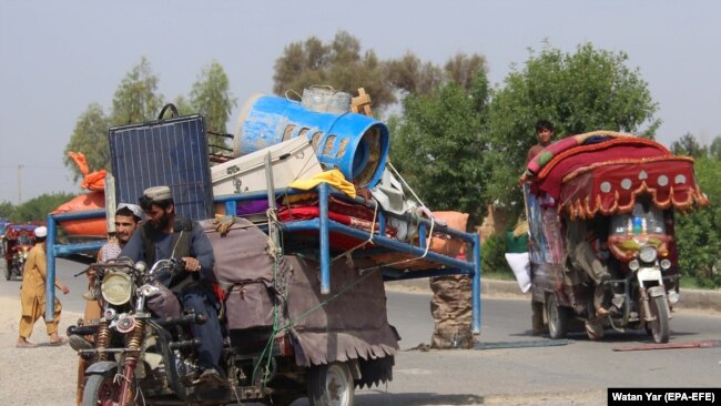 Qytetarët afganë duke u larguar nga shtëpitë e tyre, për shkak të luftimeve. Provinca Helmand, 25 maj, 2021.