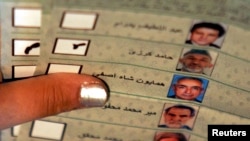 Un angajat afgan numără buletinele de vot la un centru de numărare din Kabul, 21 octombrie 2004.
