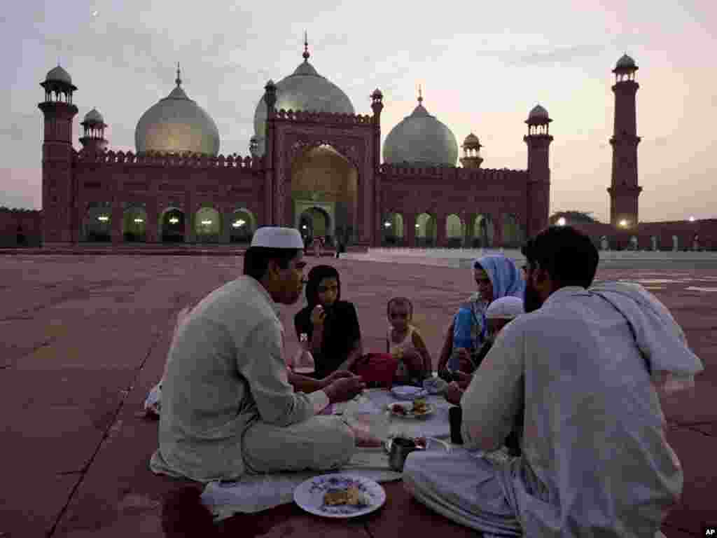 Закат на уразу. Пост Рамадан. Мусульманский пост. Еда в мечети.