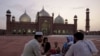 Новое поколение мусульман приобщается к Рамазану 