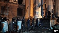 Օդեսա -- Ոստիկանները հսկում են քաղաքի շենքերից մեկը, արխիվ
