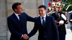 Президент Украины Владимир Зеленский (справа) и президент Франции Эмманюэль Макрон. Париж, 17 июня 2019 года