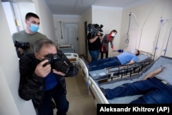 Журналисты посещают участников испытания вакцины в госпитале, Владивосток