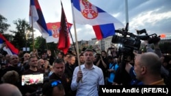 Boško Obradović sa zastavom Srbije u Beogradu u maju 2020, kada je štrajkovao glađu protiv vlade