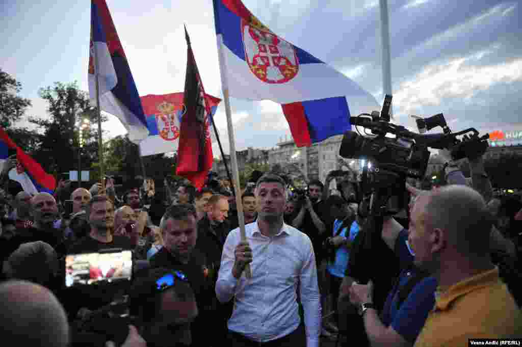 Boško Obradović, lider opozicionog pokreta Dveri, koji duže od 24 sata štrajkuje glađu, sa zastavom Srbije