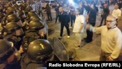 Протести против одлуката на претседателот Ѓорге Иванов за помилување на политичари во Скопје. Протест, демонстранти. 