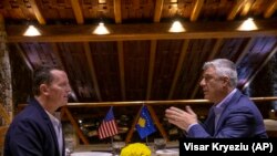 კოსოვოს პრეზიდენტი, ჰაშიმ ტაჩი და აშშ-ის ელჩი გერმანიაში, რიჩარდ გრენელი პრიშტინაში, 22 იანვარი, 2020 წელი
