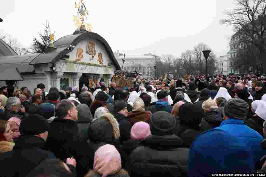 Паралельно з акцією &laquo;Свободу архітекторам&raquo; віряни УПЦ (МП) прийшли на літургію і провели свій мітинг-молебень на захист споруди