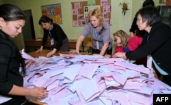 Члены избирательной комиссии на участке в Астане подсчитывают бюлетени после голосования на выборах в мажилис и маслихаты. 20 марта 2016 года.