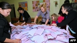Члены избирательной комиссии подсчитывают бюллетени после закрытия участков в день парламентских выборов. Астана, 20 марта 2016 года.