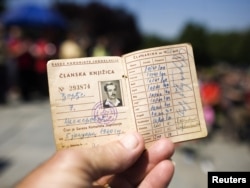 'Jugoslavija se održavala na tri glavna integrativna faktora: Tito, Savez komunista i JNA.' (Na fotografiji članska knjižica Saveza komunista)