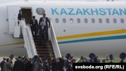 По трапу самолета с надписью "Казахстан" спускается президент Казахстана Нурсултан Назарбаев. Иллюстративое фото.