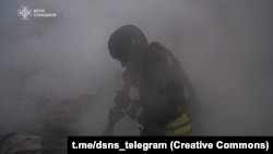 Рятувальники ДСНС гасять пожежу на місці російського удару, Сумщина, архівне фото