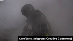 Спасатели ГСЧС тушат пожар на месте российского удара, архивное фото 