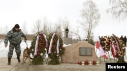 Поліція на місці катастрофи перед церемонією вшанування пам’яті загиблих, Росія, 10 квітня 2012 року