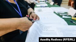 Голосування на одній з виборчих дільниць Баку, Азербайджан, 26 вересня 2016 року 