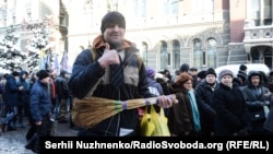 Учасники акції протесту біля Національного банку України. Київ, 15 листопада 2016 року