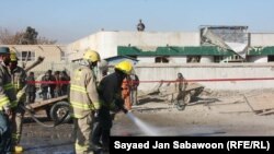 Punëtorët pastrojnë rrugët pas sulmit vetëvrasës në Kabul më 12 dhjetor 2011.