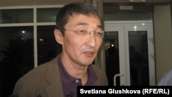 Мұхтар Жәкішевтің адвокаты Нұрлан Бейсекеев. Астана, 21 маусым 2012 жыл.
