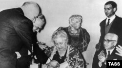 Anna Axmatova ölümündən bir neçə il əvvəl "Etna Taormina" mükafatını alır, 1964.