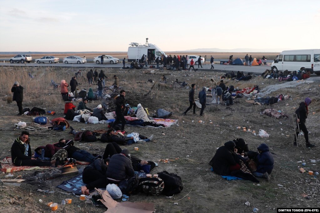 Переселенці та біженці відпочивають на турецько-грецькому кордоні поблизу переходу Іпсала