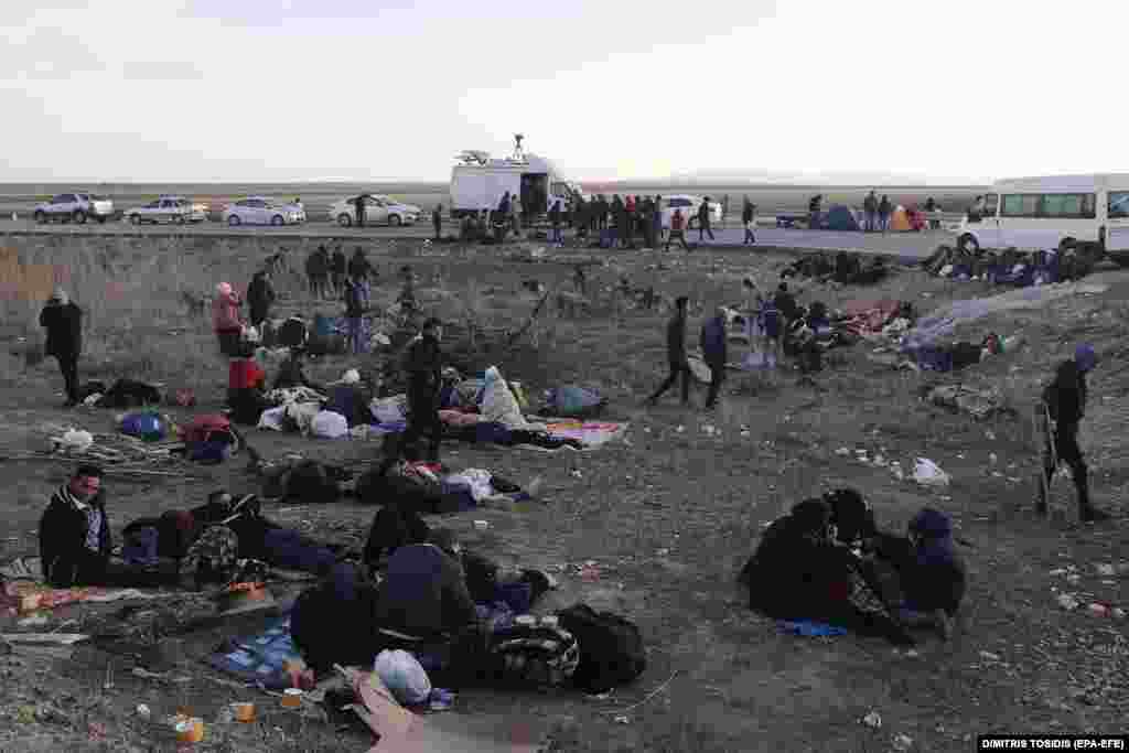 Переселенці та біженці відпочивають на турецько-грецькому кордоні поблизу переходу Іпсала
