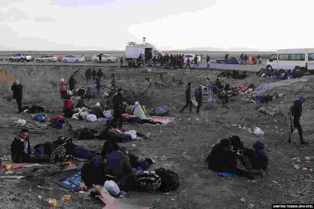 Refugees and migrants were stranded near the Ipsala customs station at the Turkish-Greek border as they tried to enter Greece.