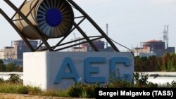 Глава МАГАТЭ Рафаэль Гросси написал на платформе X, что миссия агентства подтвердила по меньшей мере «три прямых попадания в конструкцию защитной оболочки реактора Запорожской АЭС»