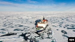 تصویر آرشیوی از یک کشتی تحقیقاتی در قطب شمال