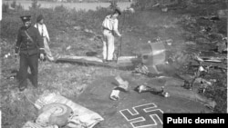 Крим. Севастополь. 1941 рік. Радянські військові оглядають літак Люфтваффе