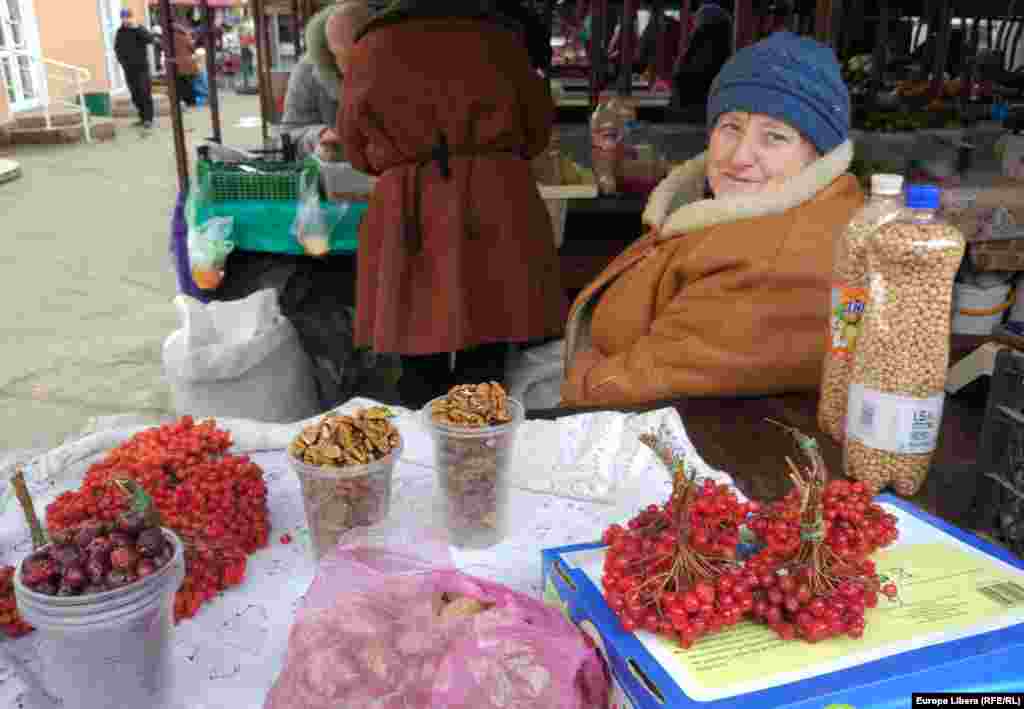 O vânzătoare își așteaptă cumpărătorii la piața agricolă de la Tiraspol.