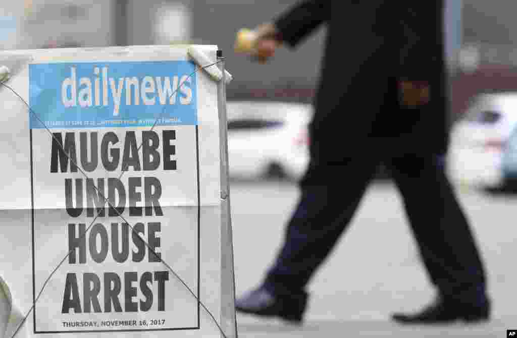 ЗИМБАБВЕ - Насловна страница од весник во Хараре, на која стои наслов дека претседателот на Зимбабве е во домашен притвор. Тензиите во Зимбабве се големи откако армијата ја презеде контролата врз главниот град Хараре, во, како што рекоа, операција против криминалците околу претседателот Роберт Мугабе.