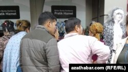 Туркменские мигранты в Турции перед банкоматами в районе Аксарай, Стамбул, ноябрь 2017 года.