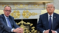 دونالد ترامپ (راست) رئیس‌جمهور آمریکا در دیار با فردریش مرتس، صدراعظم آلمان، در کاخ سفید