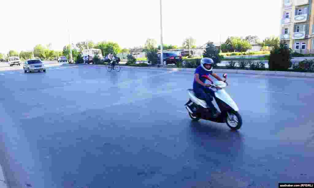 &Yacute;aş oglan motosikletde bar&yacute;ar