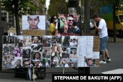 تصاویری از شماری از زندانیان سیاسی-عقیدتی الجزایر، از جمله خالد درارنی، در یک حرکت اعتراضی مقابل سفارت الجزایر در پاریس در ۱۲ اوت امسال