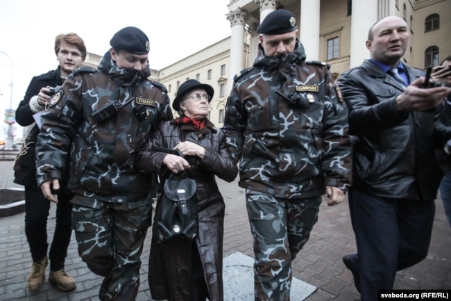 Затрыманьне Ніны Багінскай у час пікету ля КДБ, 31 сакавіка 2017 году