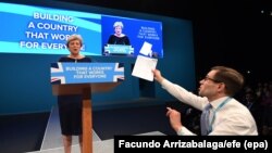 Trenutak kada je humorista Simon Brodkin pokušao predati britanskoj premijerki lažni formular za raskidanje radnog odnosa