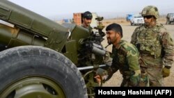 ارشیف، یو امریکایي سرتېری د افغان ځواکونو د روزنې په حال کې