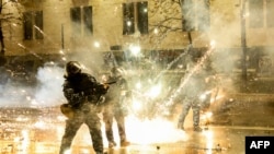 Protestuesit duke hedhur fishekzjarrë drejt policisë në natën e katërt të protestave kundër Qeverisë në Gjeorgji. Fotografi e 2 dhjetorit 2024.