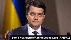 За словами Дмитра Разумкова, одна правка збільшує вагу голосу міжнародних експертів у конкурсній комісії, тоді як інша суперечить їй по змісту