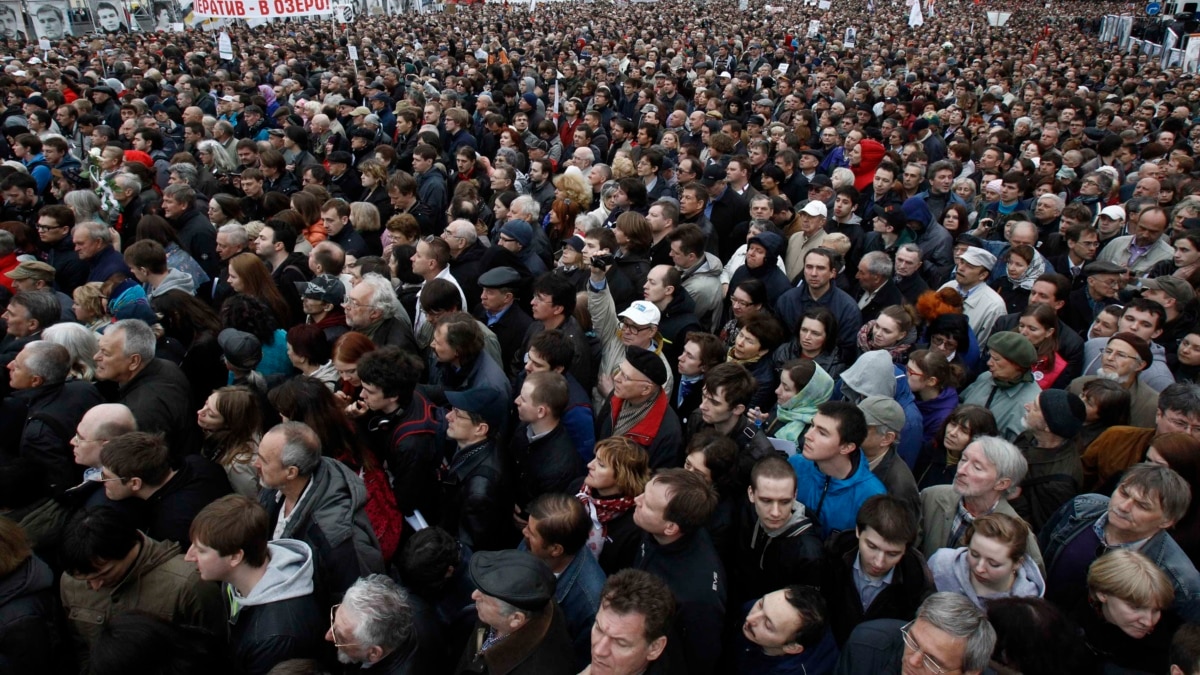 Над толпой. Народ на митинге. Толпа людей митинг. Люди на митинге. Толпа людей на площади.