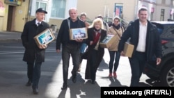 Лідэры «Народнага рэфэрэндуму» нясуць сабраныя подпісы, 2 кастрычніка 2014