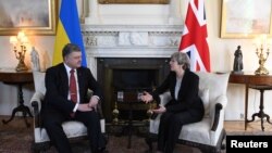 Президент Порошенко та прем'єр-міністр Великої Британії Тереза Мей під час зустрічі в Лондоні, 19 квітня 2017 року