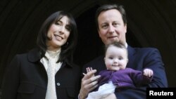 Kryeministri britanik Dejvid Kameron me bashkëshorten dhe të bijën