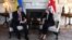 Президент Порошенко та прем'єр-міністр Великої Британії Тереза Мей під час зустрічі в Лондоні, 19 квітня 2017 року