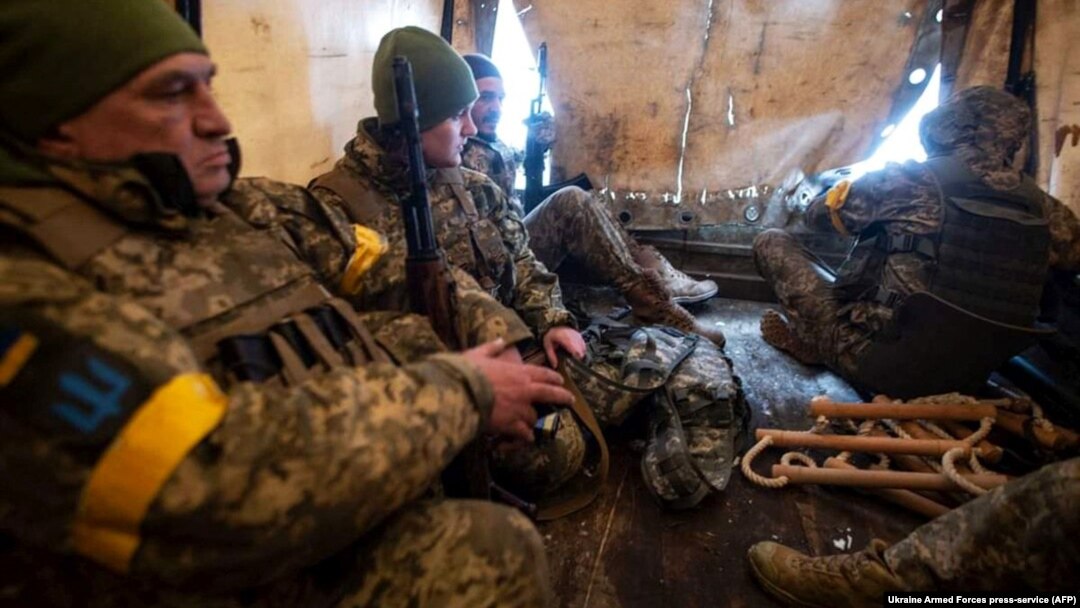 Украінскія байцы ў чаканьні