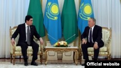 Президент Туркменистана Гурбангулы Бердымухамедов и президент Казахстана Нурсултан Назарбаев. 