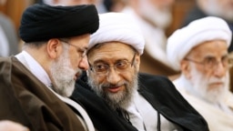 صادق لاریجانی در حال گفت‌وگو با ابراهیم رئیسی در مراسم معارفه رئیس جدید دستگاه قضایی در اسفندماه ۹۷